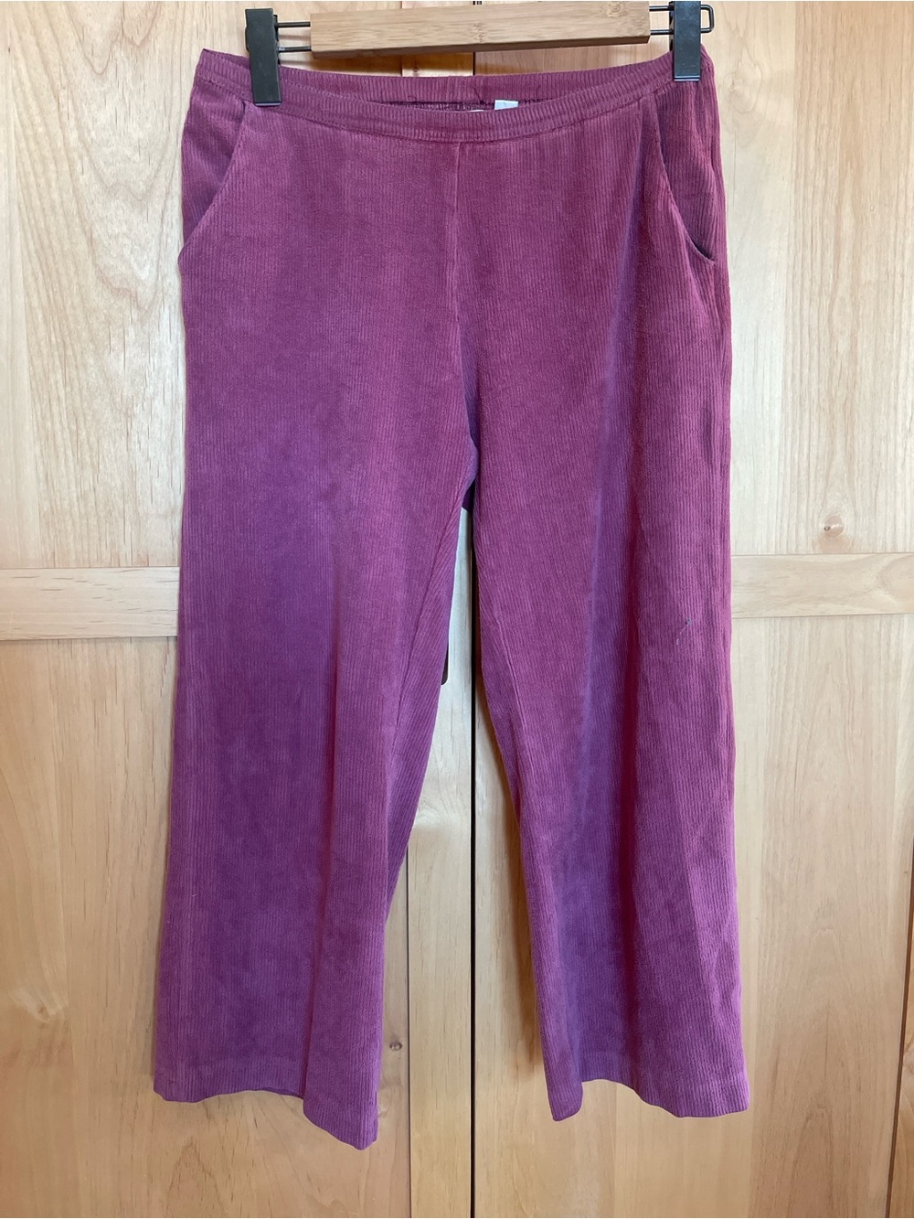 Women’s Petite Corduroy Pull-On Cropped Pants in Berry